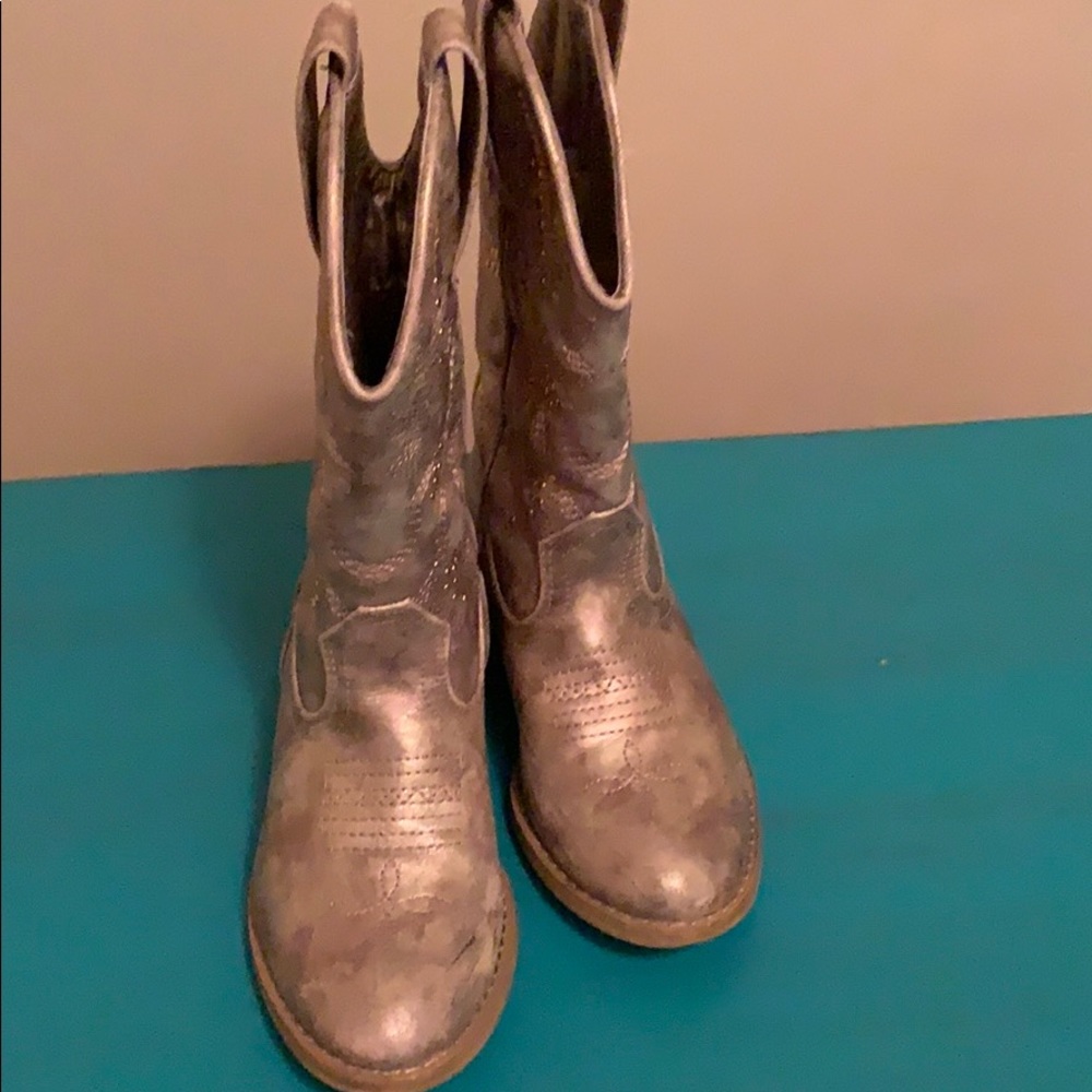 Girl’s gold cowboy boots